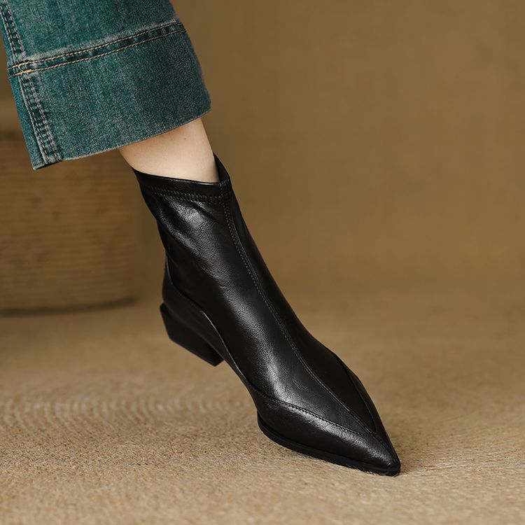 Botas de moda con puntera afilada