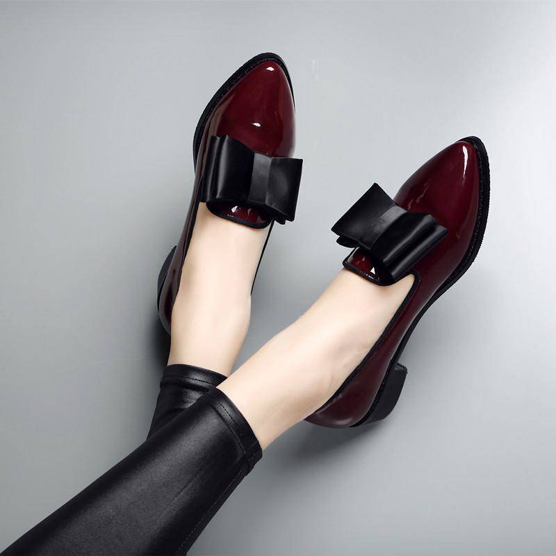 Zapatos planos de cuero británicos con punta puntiaguda