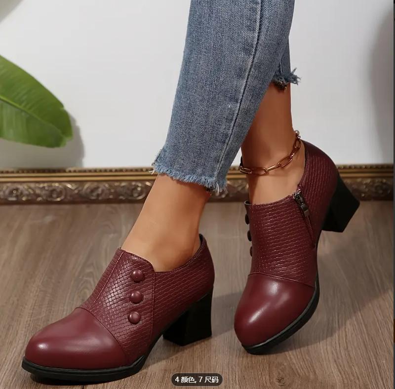 Zapatos de cuero con punta puntiaguda y tacón grueso con estampado