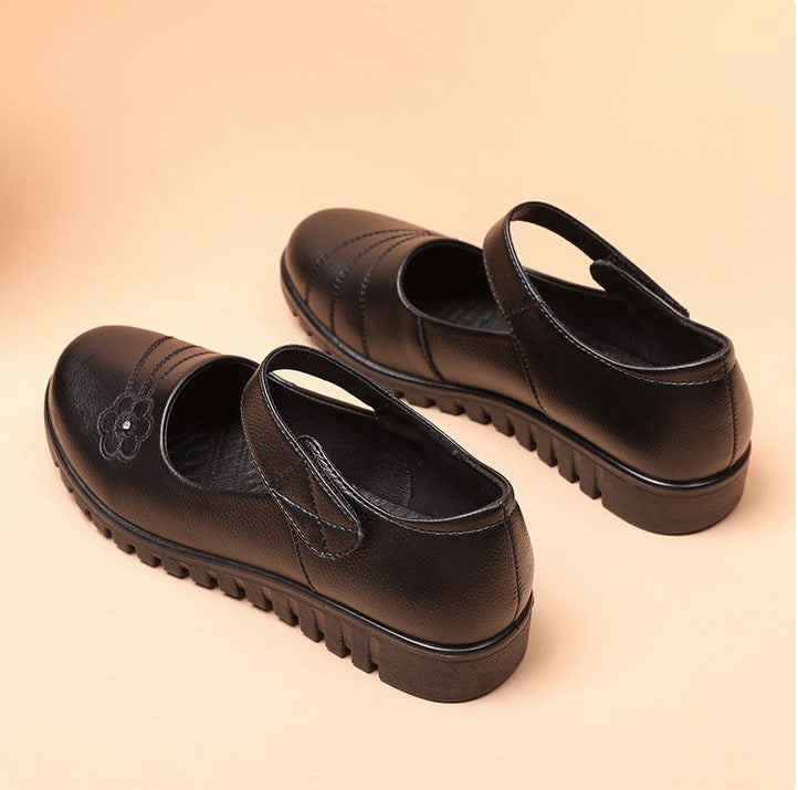 Zapatos de piel con velcro y pequeñas flores