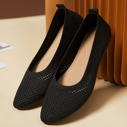 Nuevos zapatos de suela blanda con punta puntiaguda en color sólido