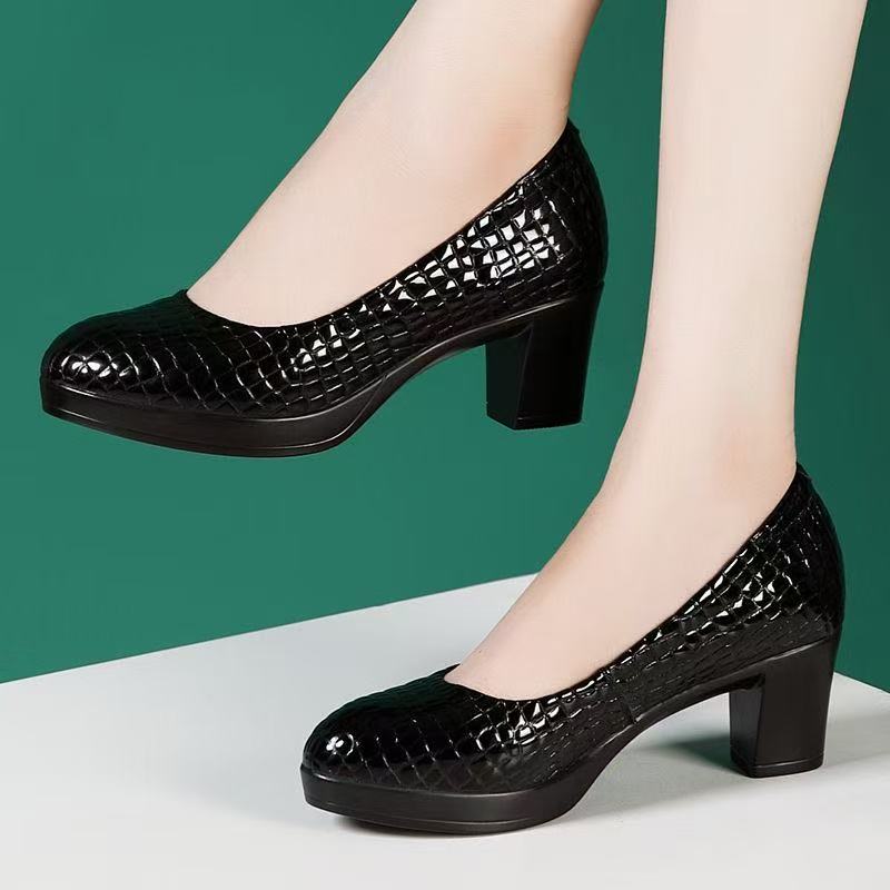 Tacones altos de piel con forma de cocodrilo 2025