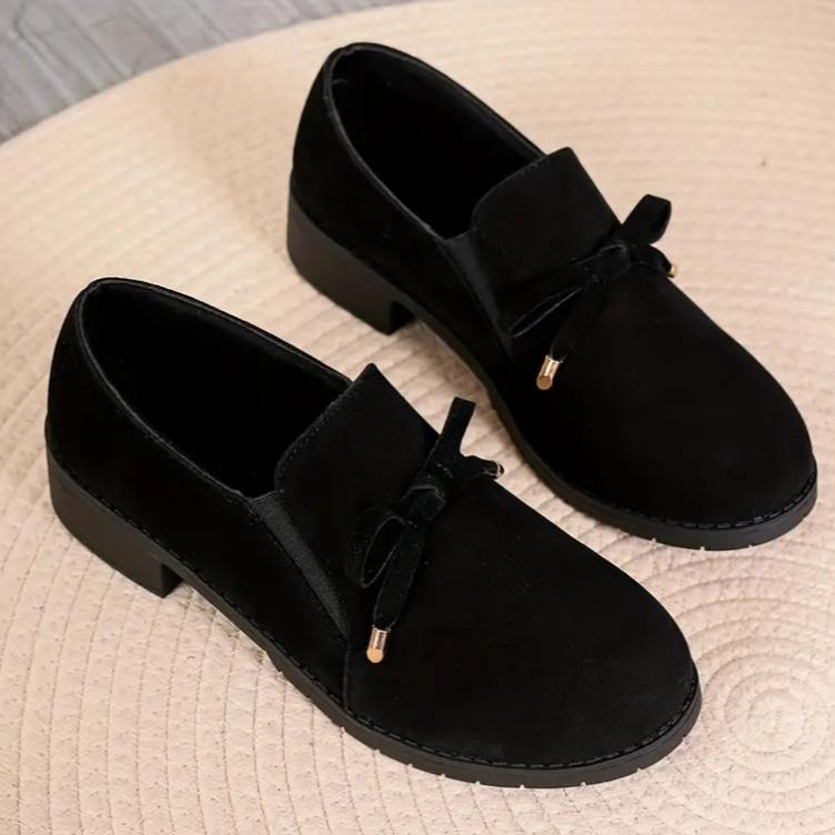 Zapatos de ante con tacón grueso y lazo de piel