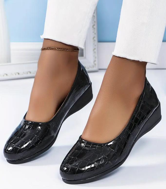 Zapatos de piel puntiagudos con estampado de cocodrilo