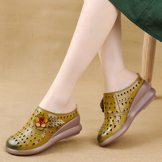Zapatos de cuero calados, decorados con flores.