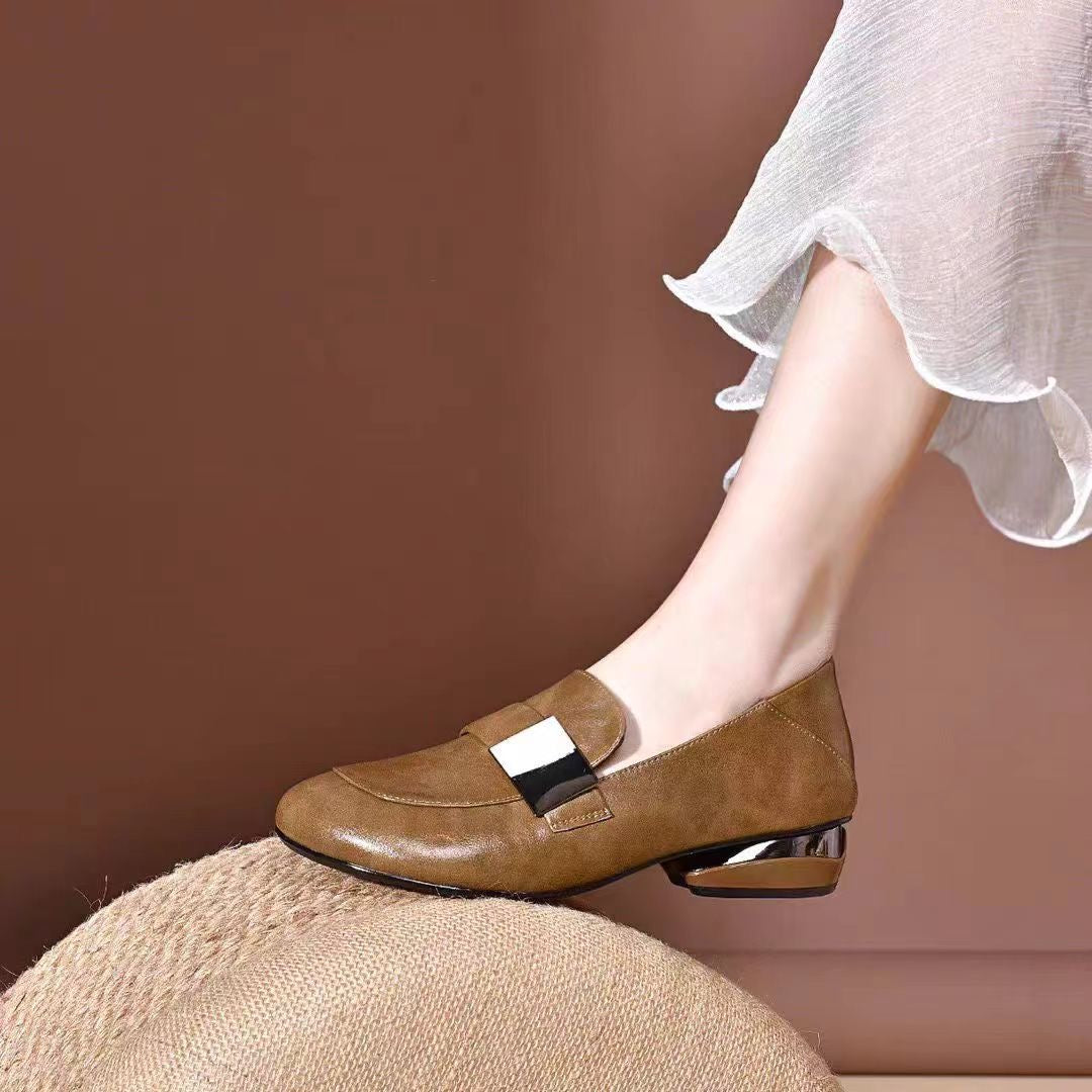 Zapatos de piel de tacón bajo con raya metálica