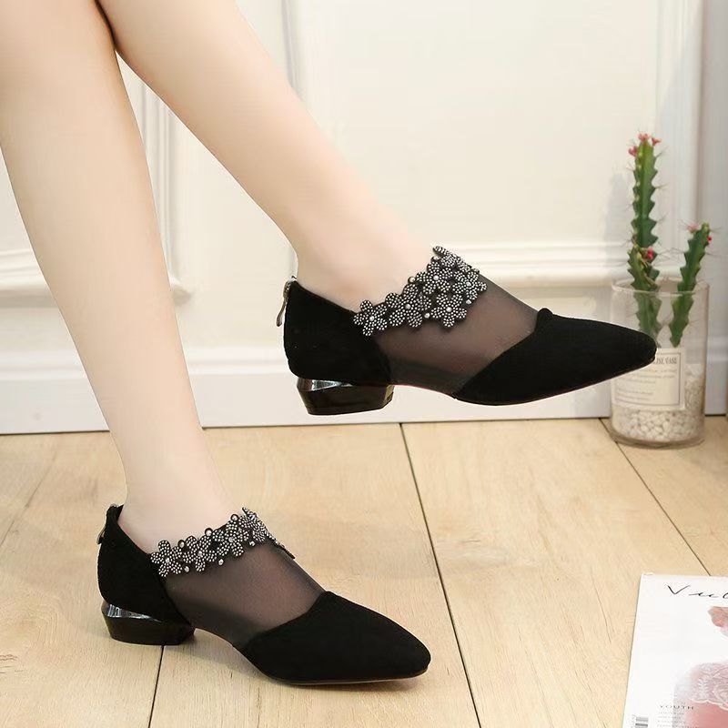 Tacones bajos con flores de diamante hueco