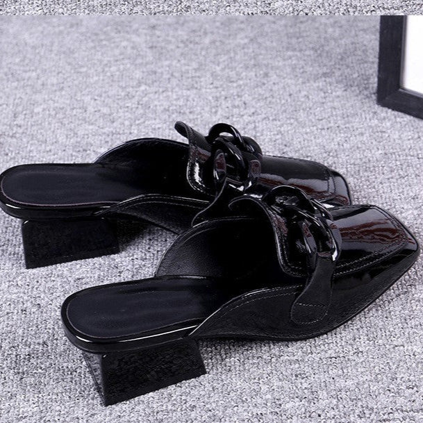 Zapatillas de piel de tacón bajo con cadena