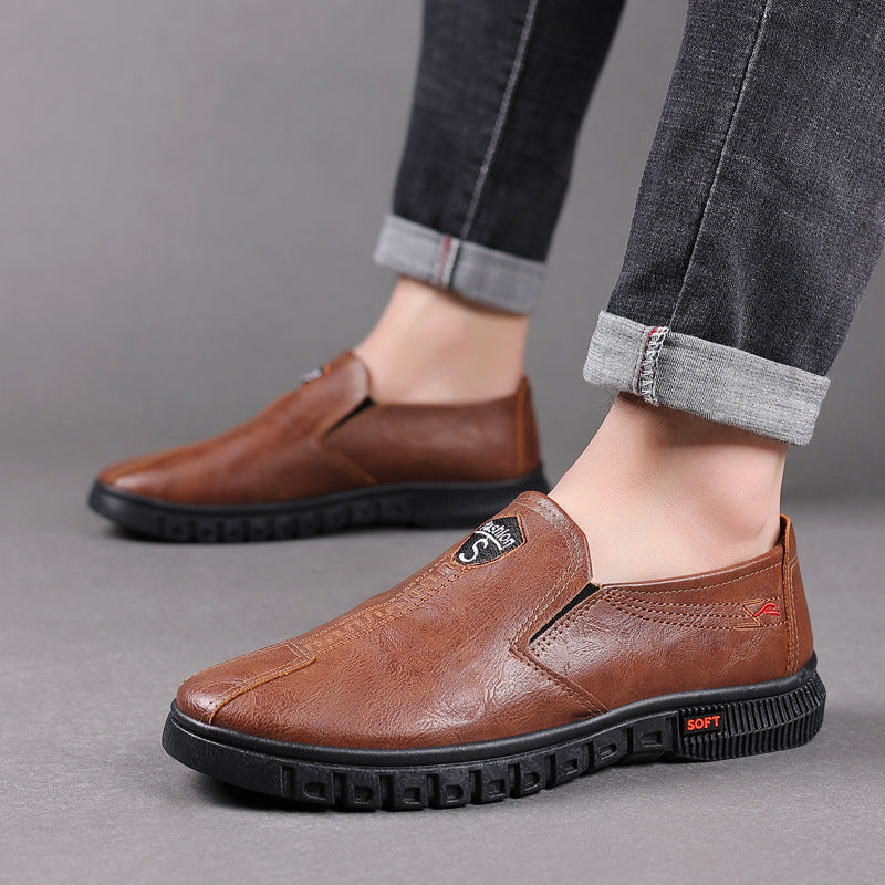 Zapatos de hombre cómodos y prácticos de piel auténtica.
