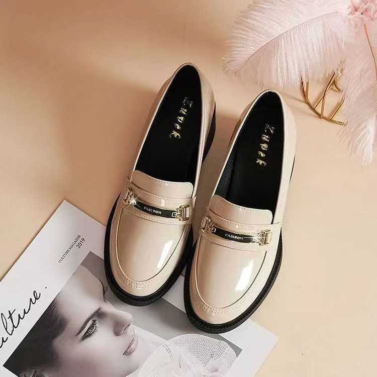 Zapatos elegantes y con estilo de charol con rayas metálicas.