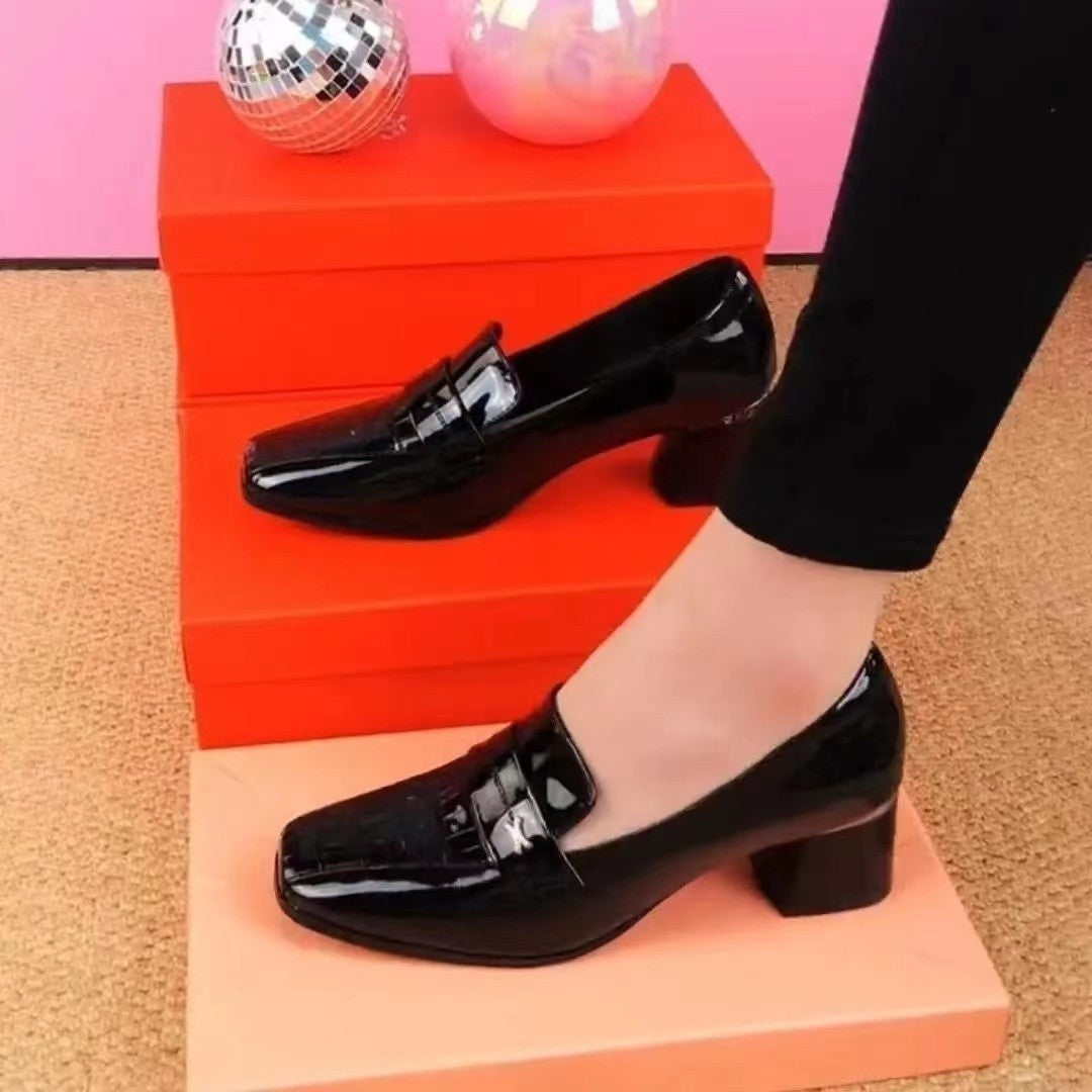 Zapatos de tacón medio con suela blanda de charol