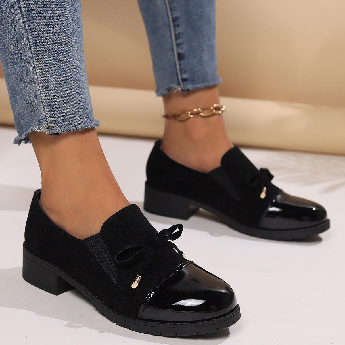 Zapatos de piel con lazo, punta redonda y tacón grueso