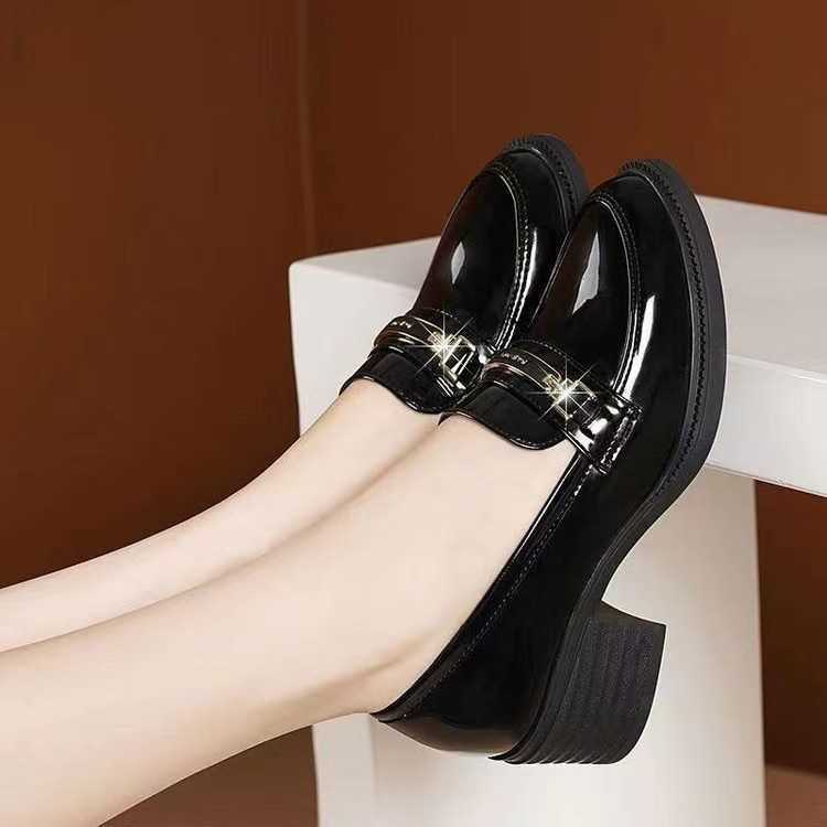 Zapatos elegantes y con estilo de charol con rayas metálicas.