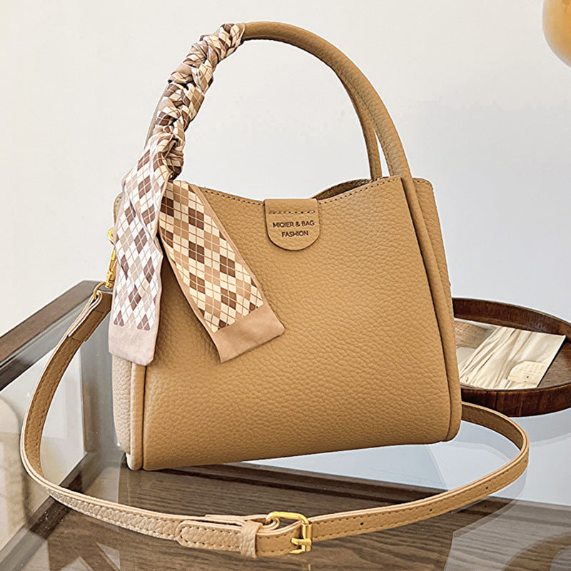 Nuevo bolso minimalista y elegante con estampado de lichi.