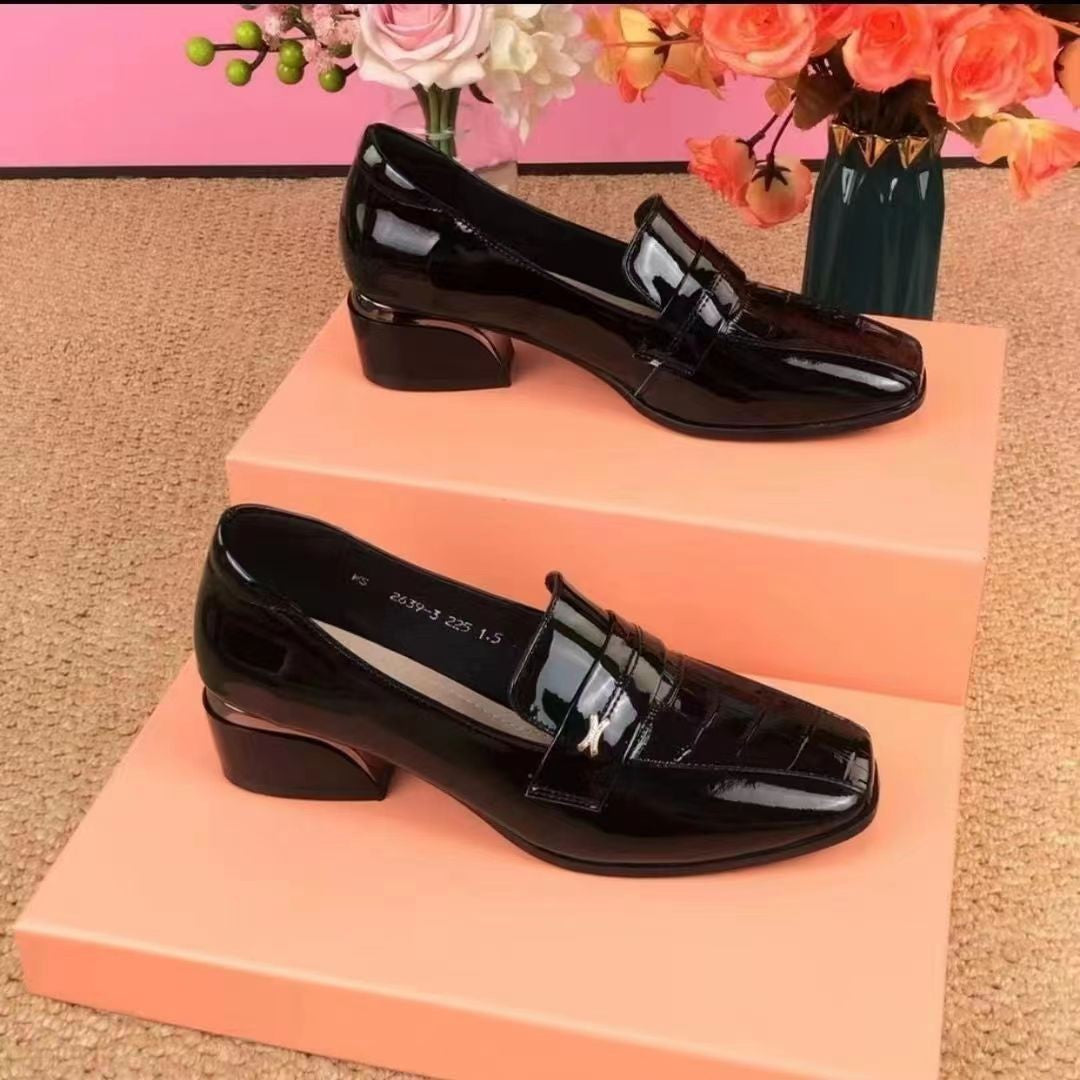 Zapatos de tacón medio con suela blanda de charol