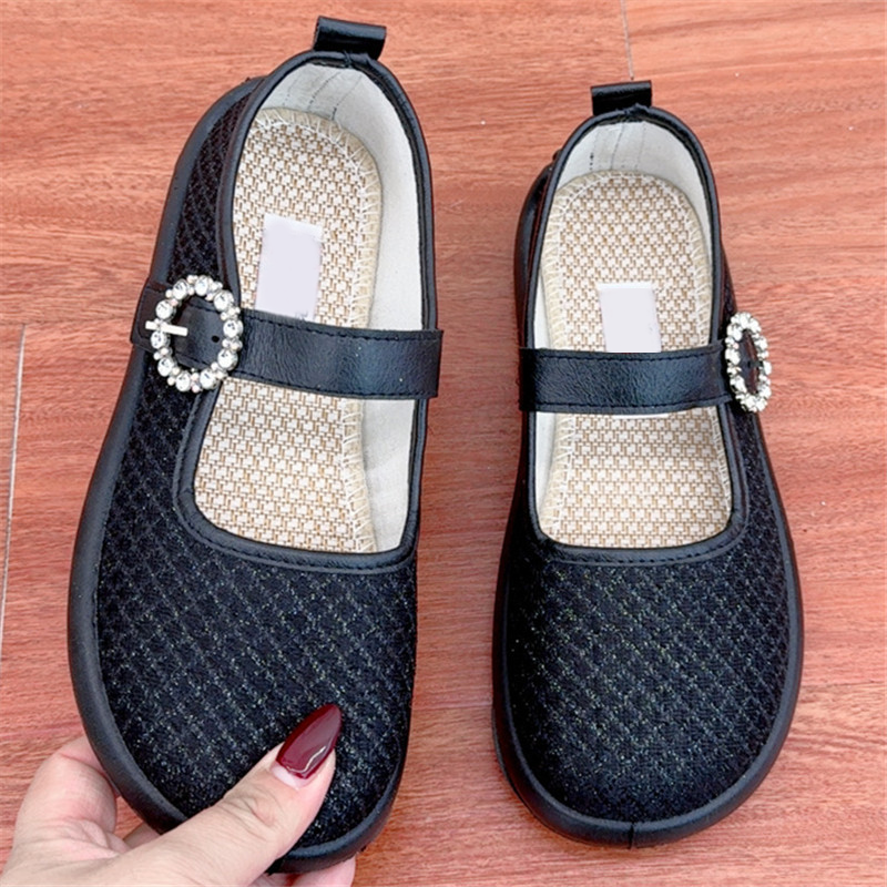 Zapatos de tela para mujer con pedrería y velcro.
