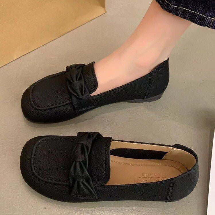 Zapatos de piel nuevos para mujer con suela blanda tejida.