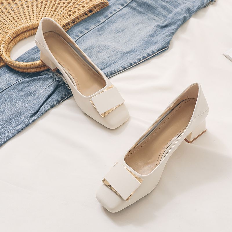 Tacón medio de mujer con punta cuadrada