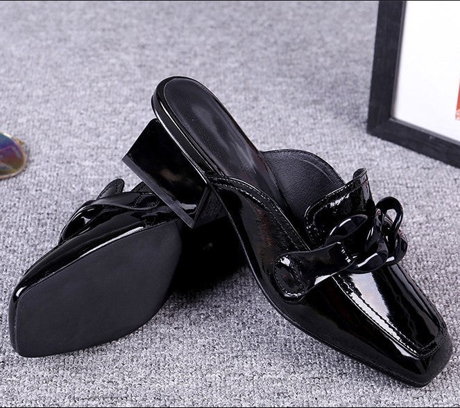 Zapatillas de piel de tacón bajo con cadena