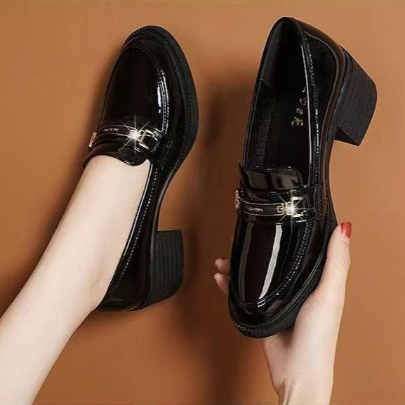 Zapatos elegantes y con estilo de charol con rayas metálicas.