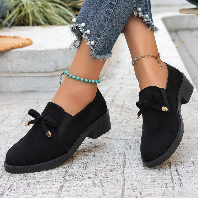 Zapatos de ante con tacón grueso y lazo de piel