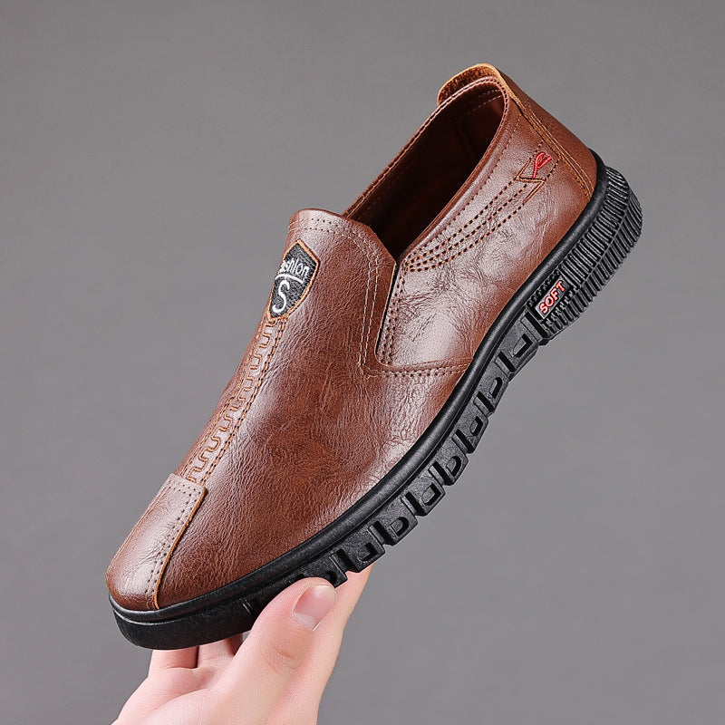 Zapatos de hombre cómodos y prácticos de piel auténtica.