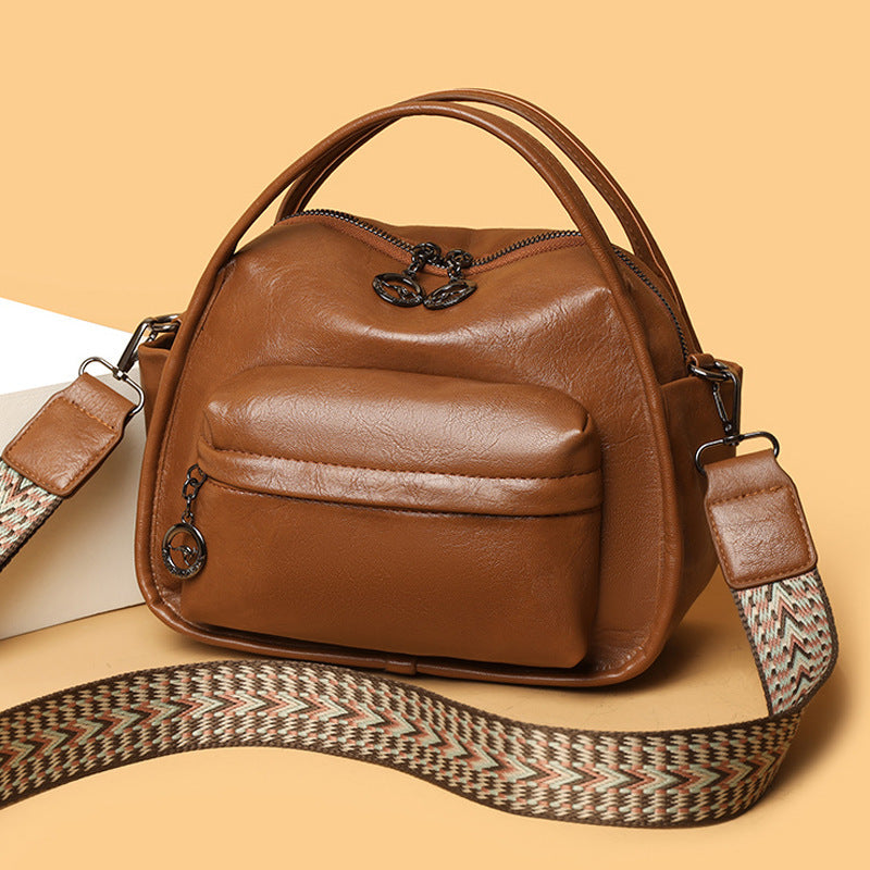 Bolso de mano informal de piel suave y ligera con textura.