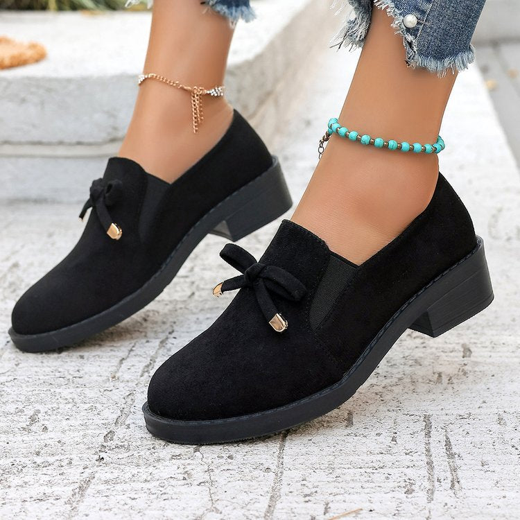 Zapatos de ante con tacón grueso y lazo de piel