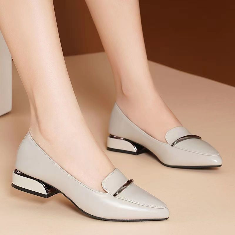 Nuevos y elegantes zapatos de cuero para mujer de moda.