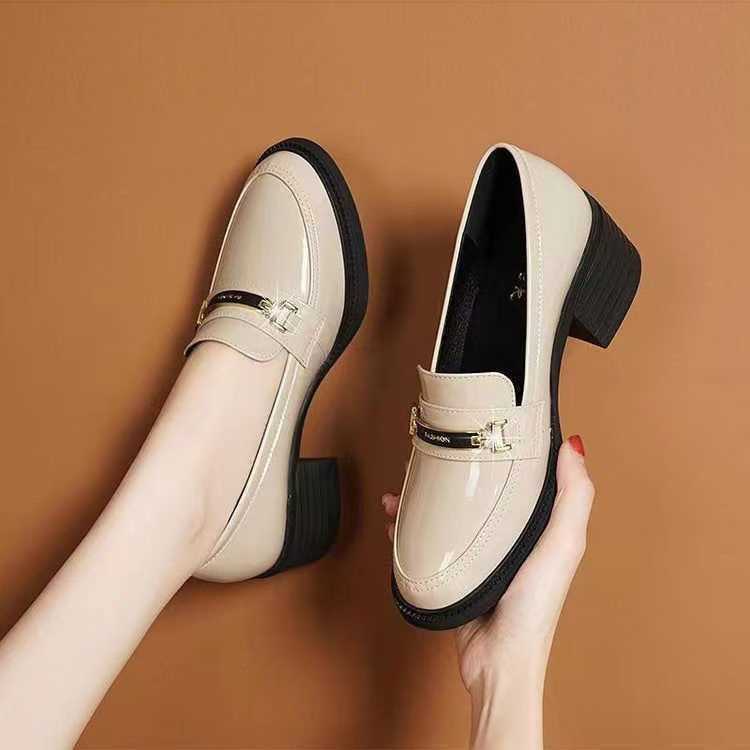 Zapatos elegantes y con estilo de charol con rayas metálicas.