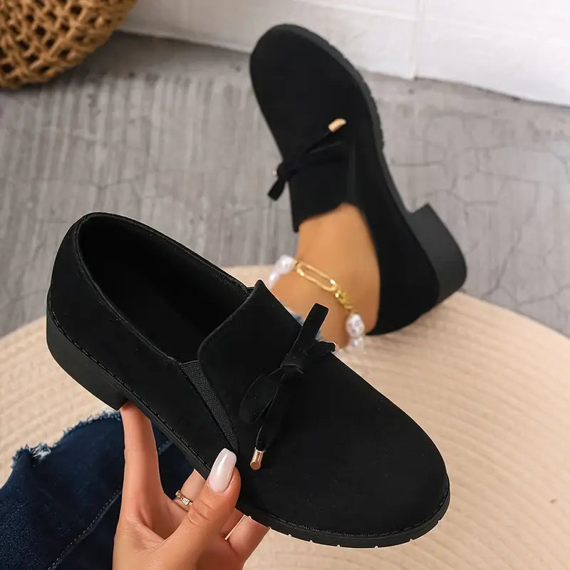 Zapatos de ante con tacón grueso y lazo de piel