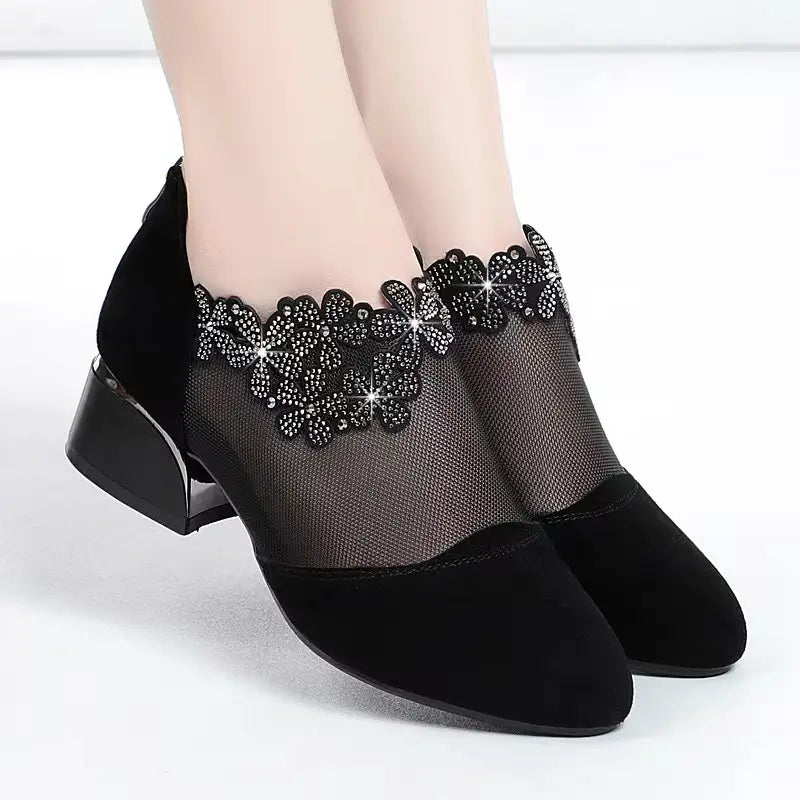 Tacones bajos con flores de diamante hueco