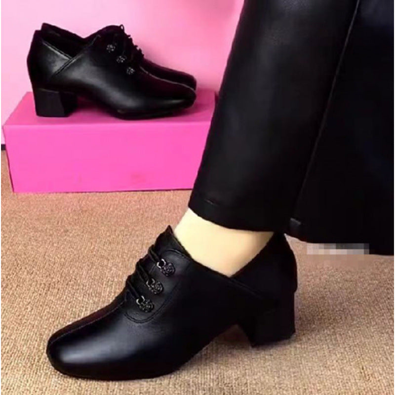 Tacones gruesos con corte profundo