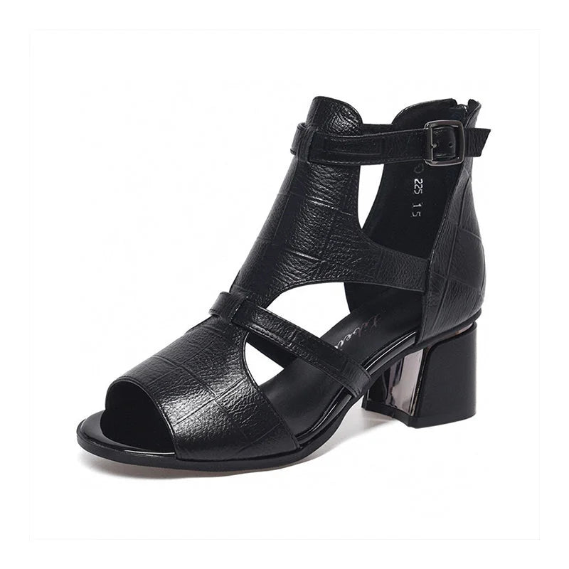 Zapatos de tacón romanos con puntera abierta.