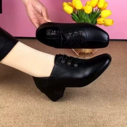 Tacones gruesos con corte profundo