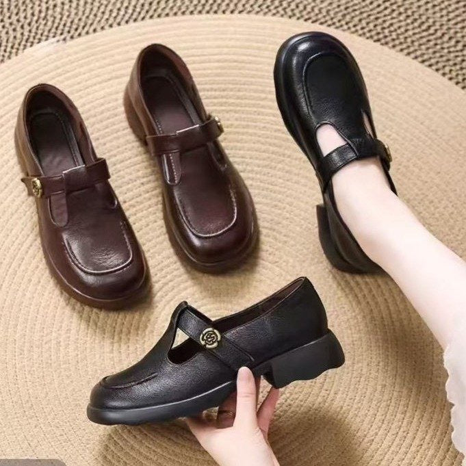 Zapatos nuevos de piel suave con hebilla, suela gruesa y punta redonda.