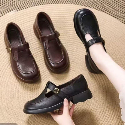 Zapatos nuevos de piel suave con hebilla, suela gruesa y punta redonda.