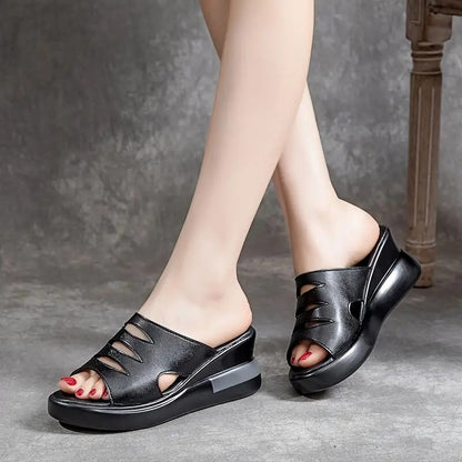 Sandalias de plataforma con puntera abierta, confeccionadas en piel auténtica.