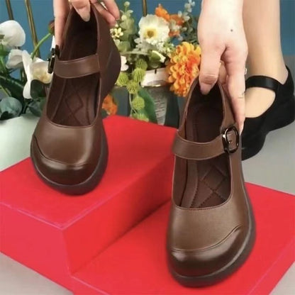 Nuevos zapatos de cuero de suela gruesa