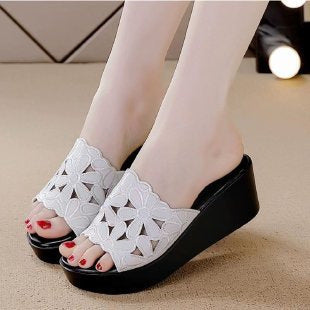 Sandalias de plataforma estampadas con puntera abierta