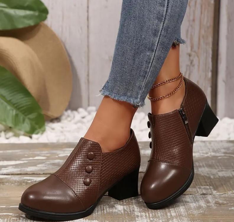 Zapatos de cuero con punta puntiaguda y tacón grueso con estampado