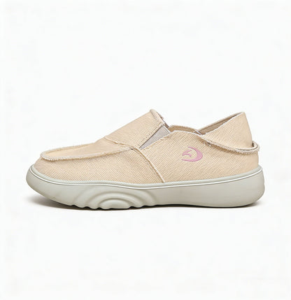 Nuevos zapatos de tela con suela blanda
