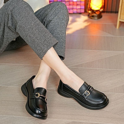 Zapatos de cuero de suela gruesa, fabricados con piel de vacuno de primera calidad.