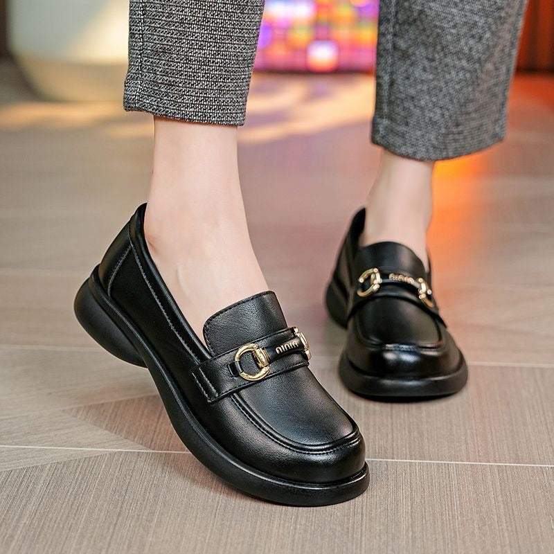 Zapatos de cuero de suela gruesa, fabricados con piel de vacuno de primera calidad.