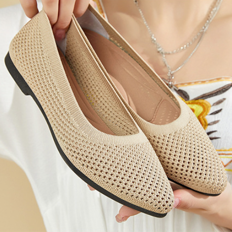 Nuevos zapatos de suela blanda con punta puntiaguda en color sólido