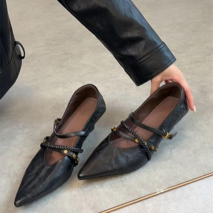 Zapatos planos con hebilla y punta afilada