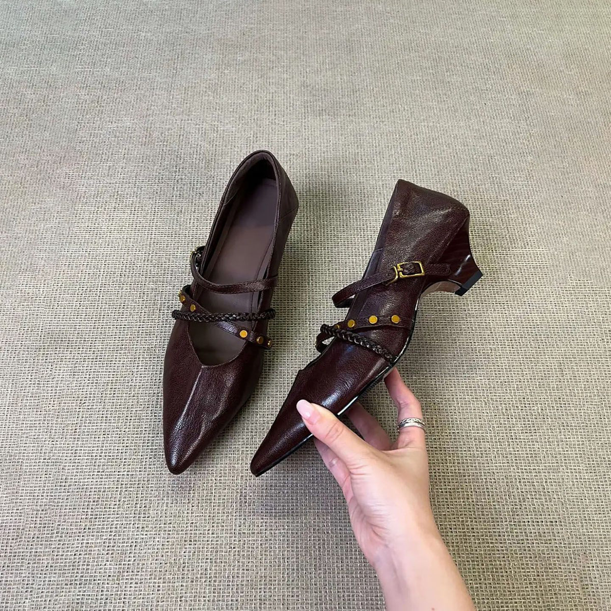 Zapatos planos con hebilla y punta afilada