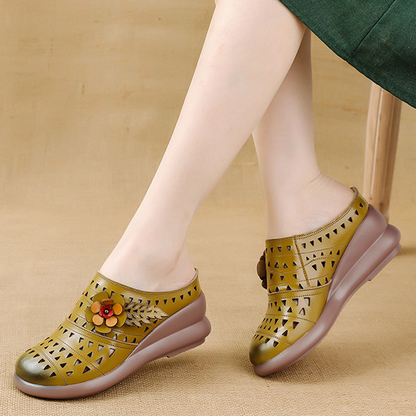 Zapatos de cuero calados, decorados con flores.