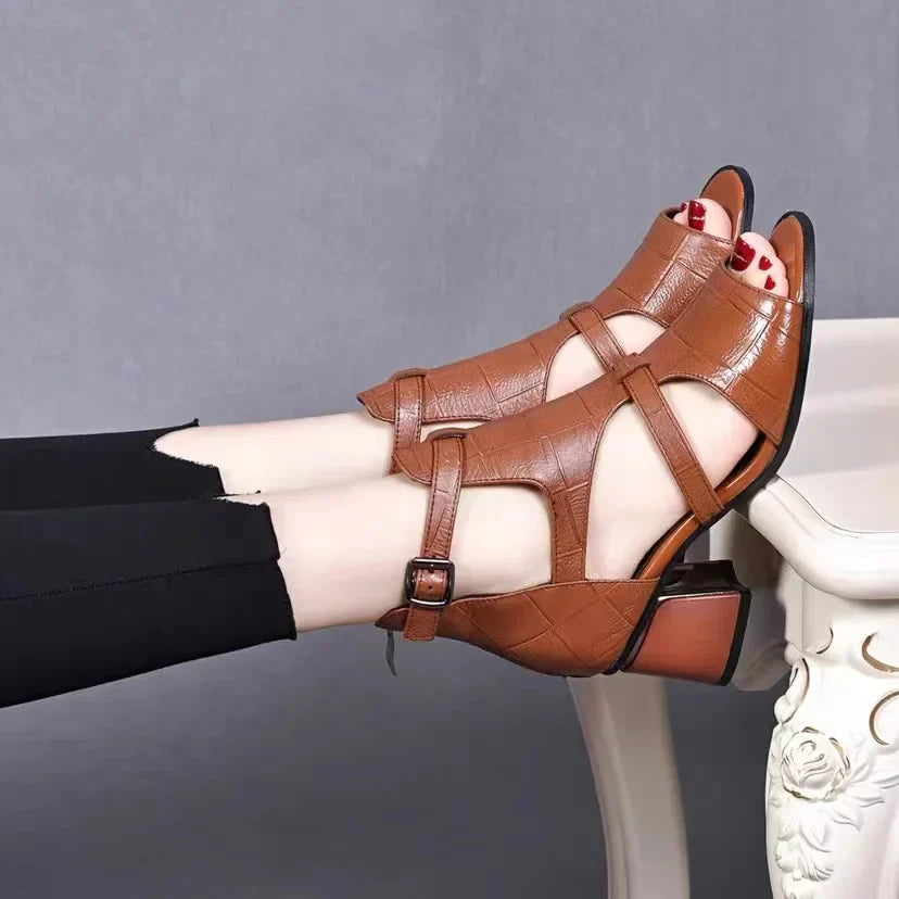 Zapatos de tacón romanos con puntera abierta.