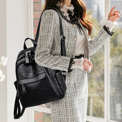 Mochila negra de piel suave
